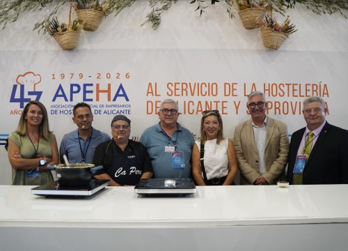 El stand de APEHA registra una gran afluencia de público en Alicante Gastronómica, con todas sus plazas ocupadas y numeroso público alrededor siguiendo las actividades